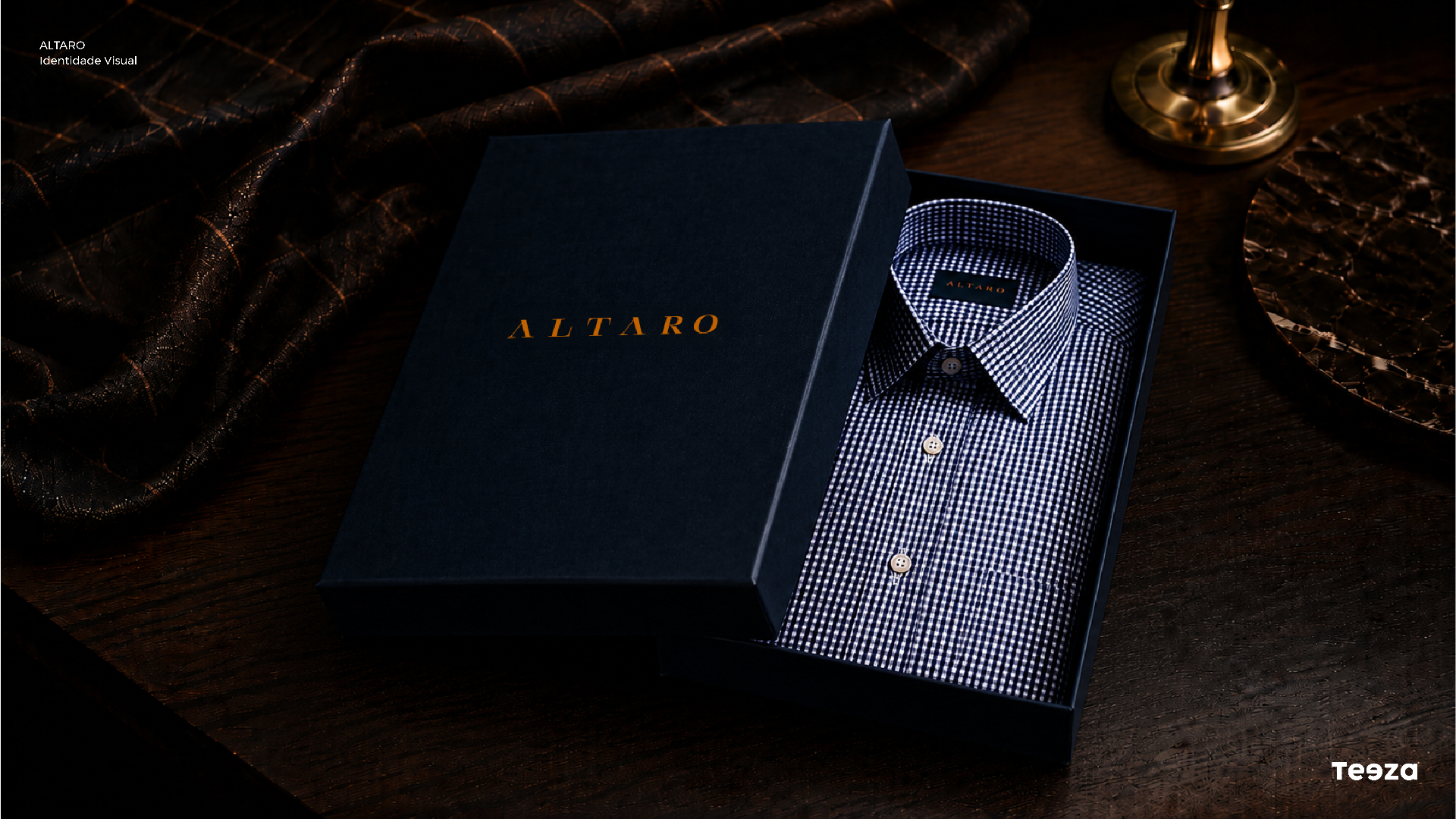 Camisa Altaro em embalagem escura com detalhes em cobre