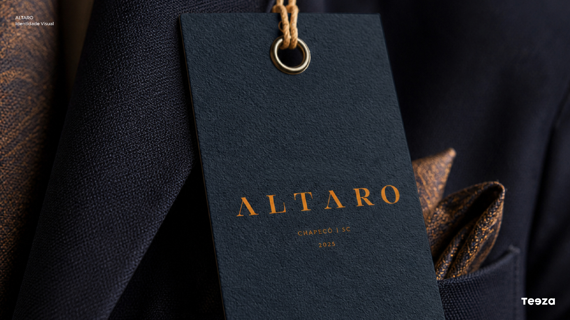 Etiqueta Altaro em terno marinho